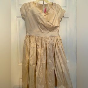 Beautiful dress !! Cream color